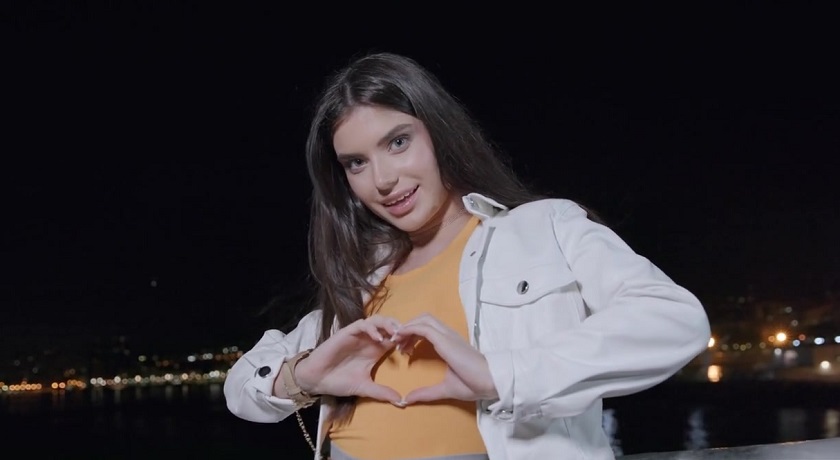 Парень снял красивую телочку и трахнул в попку после пикапа